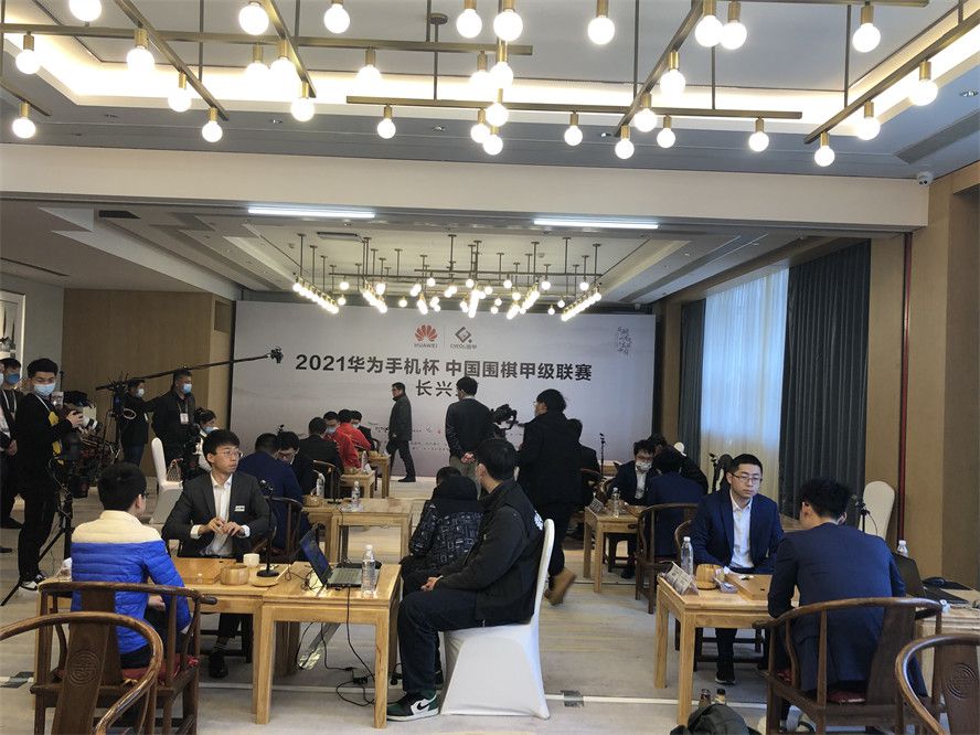 同样是开飞机，与阿汤哥的成名作《壮志凌云》不同，《美国行动》故事完全站在了《壮志凌云》的对立面